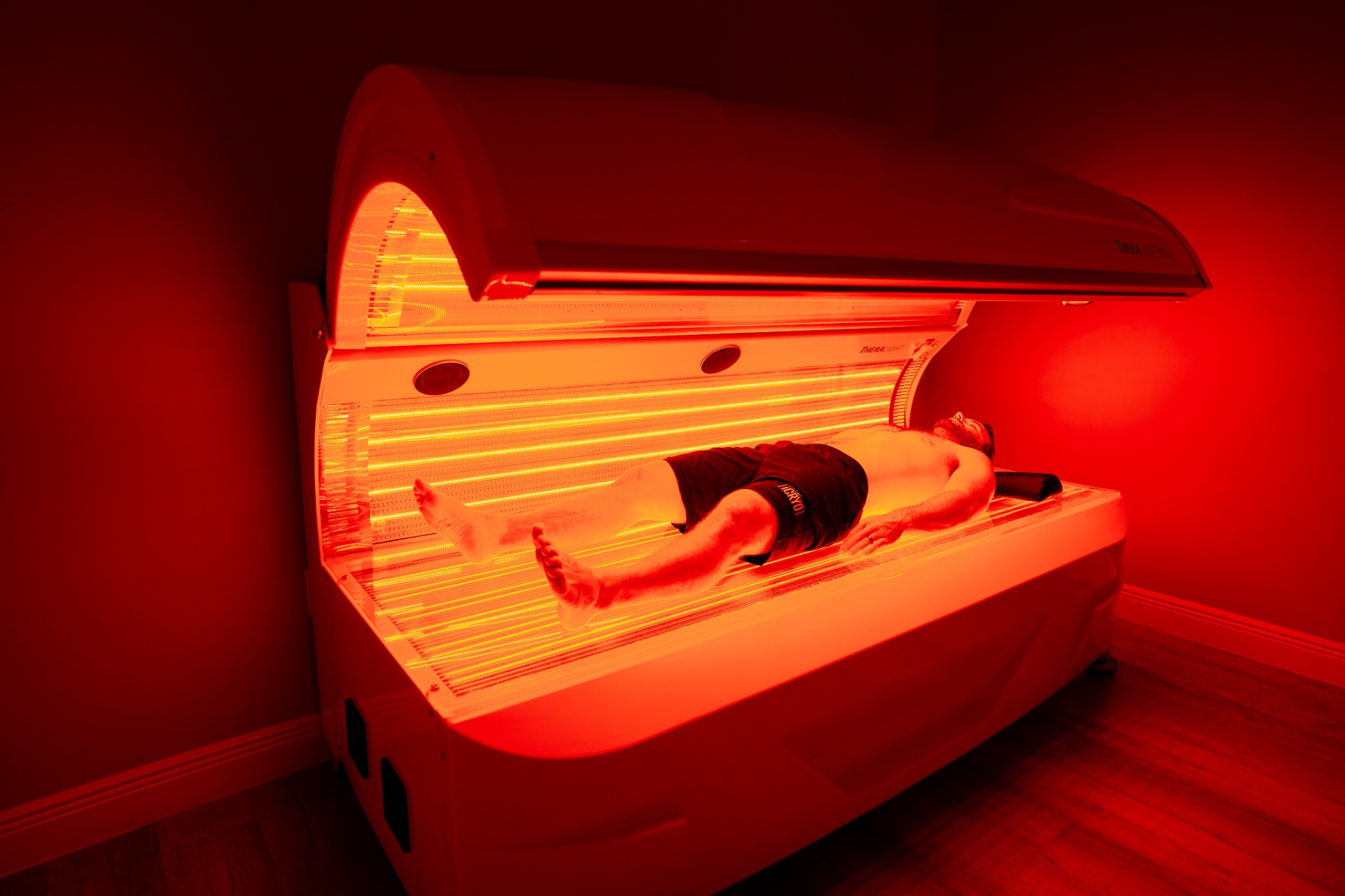 Client receiving red light therapy at iCRYO Clifton Park