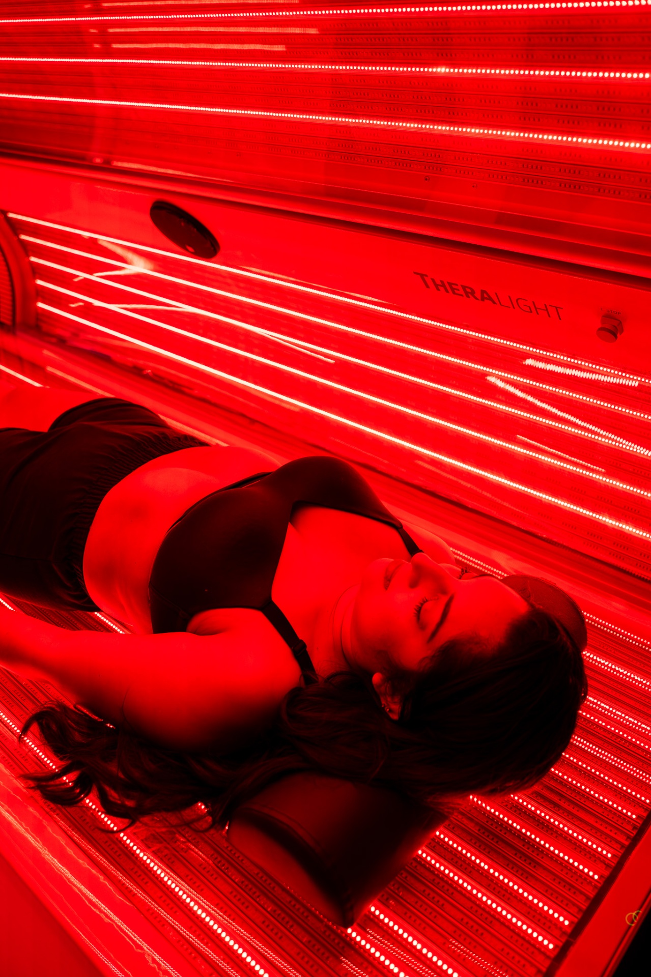 iCRYO Clifton Park guest enjoying red light therapy